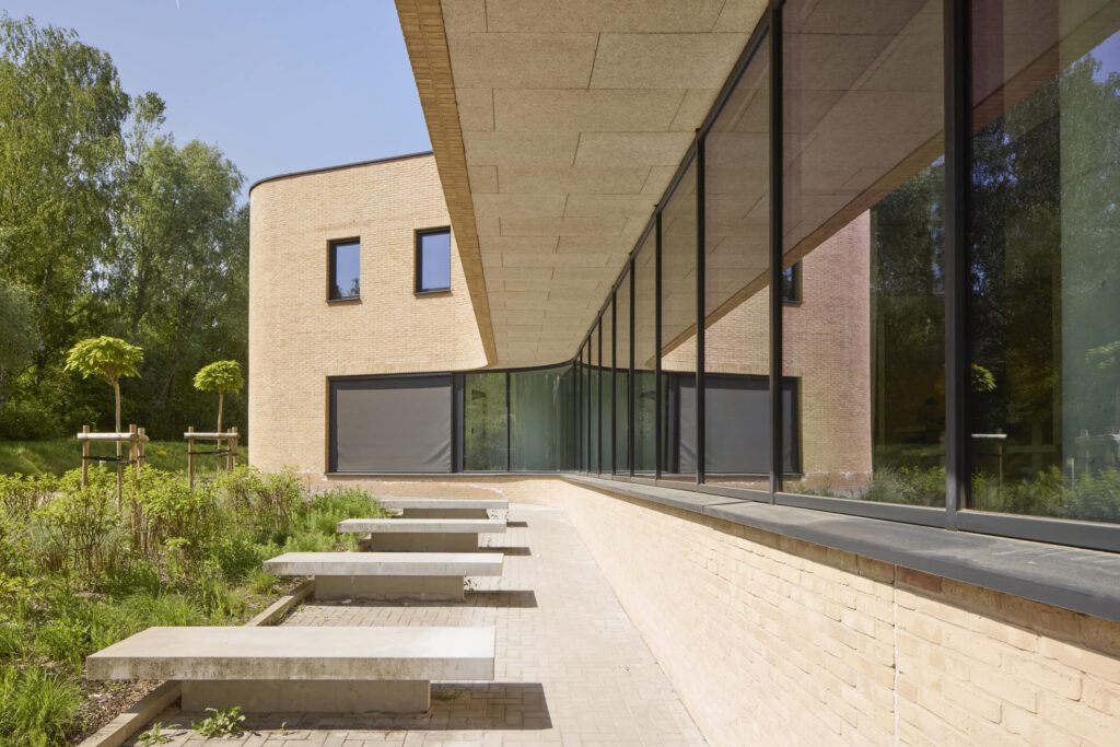 luctorpro gebouw uitkragende dakrand zitbanken