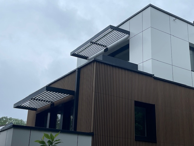 gebouw uitkragende lamellen zonnescherm