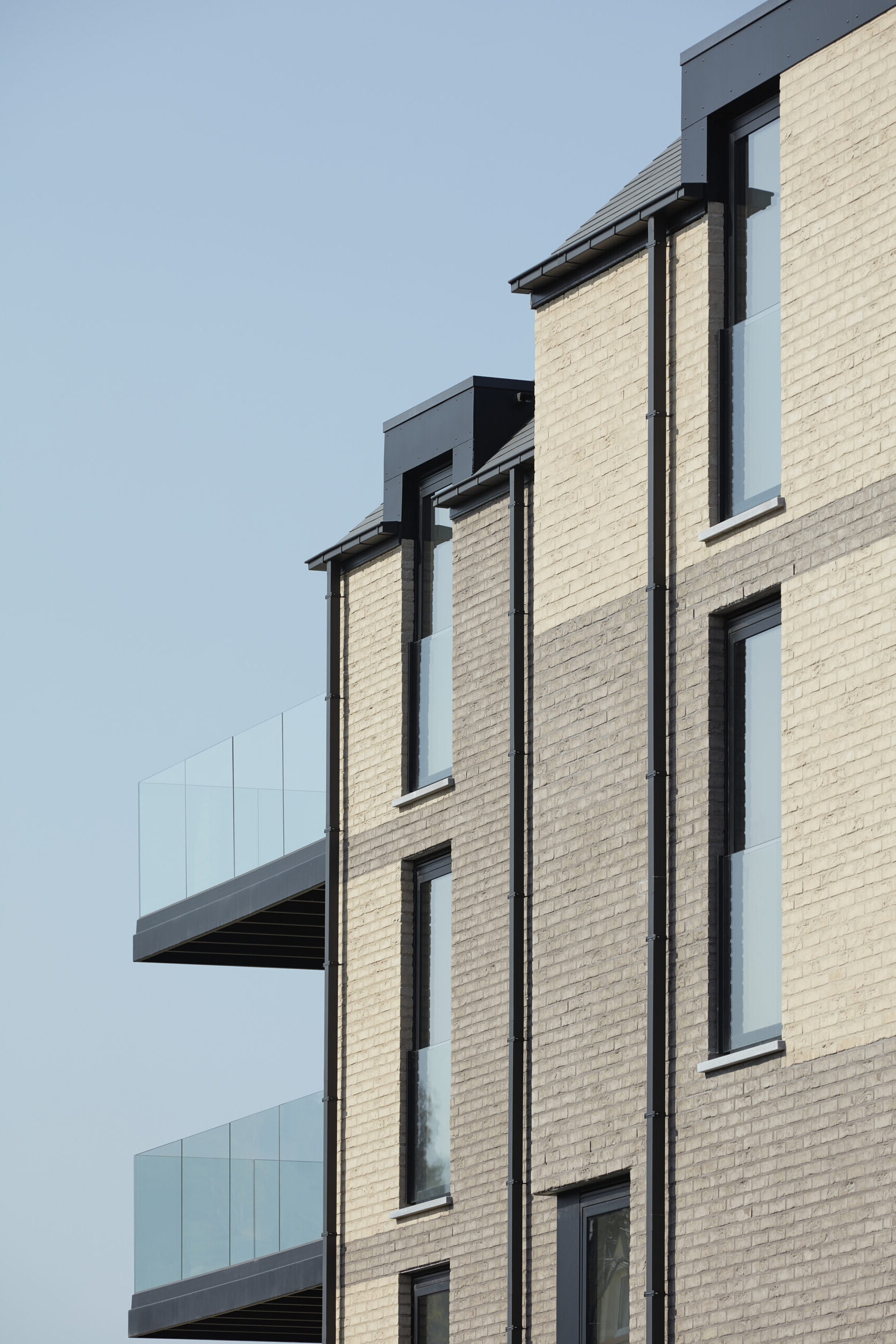 marcinelle baksteengevel glazen balkon detail