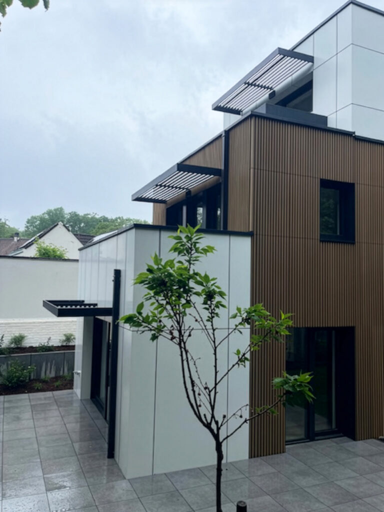 modern gebouw houten gevel boom