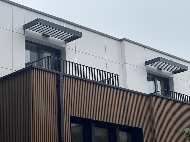 moderne gevel lamellen zonnescherm hout