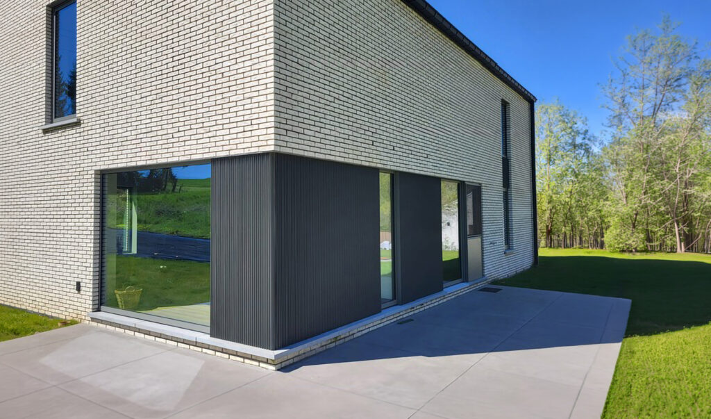 moderne villa glazen aanbouw tuin